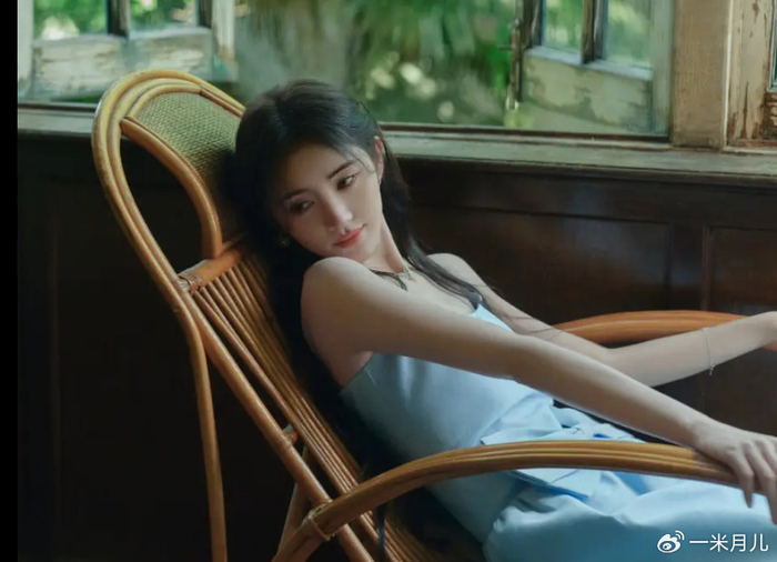 摇椅上肆意自在, 鞠婧祎蓝色短裙出镜,少女感十足!