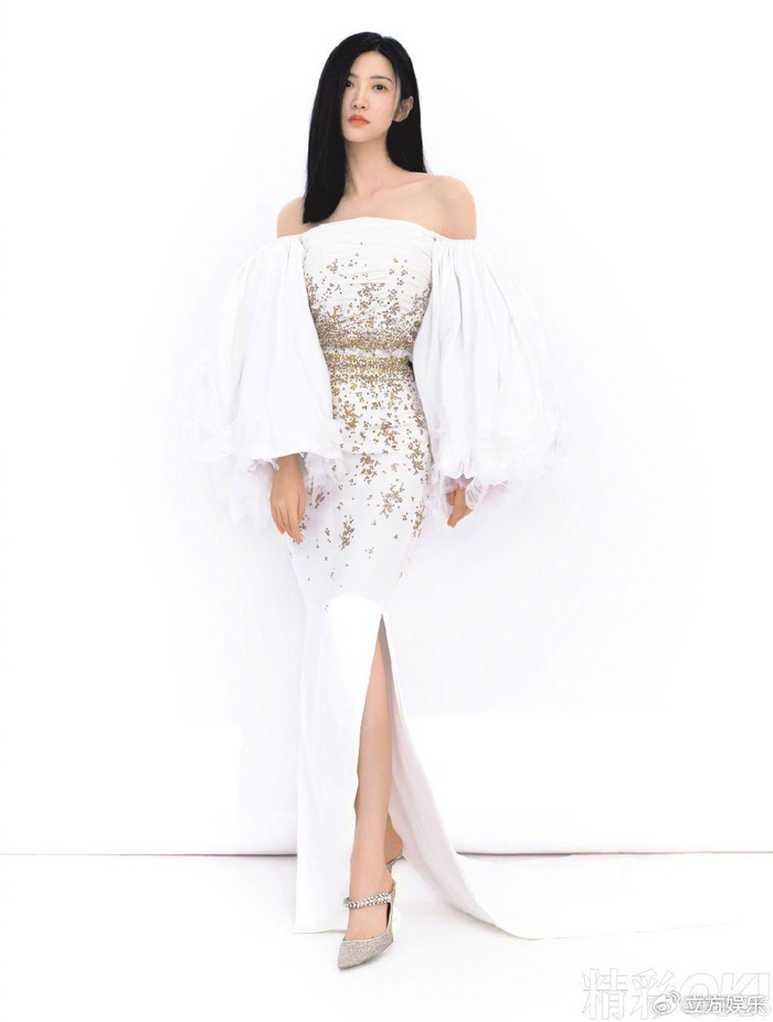 景甜风柔灵动封面大片化身都市摩登女郎明艳大方