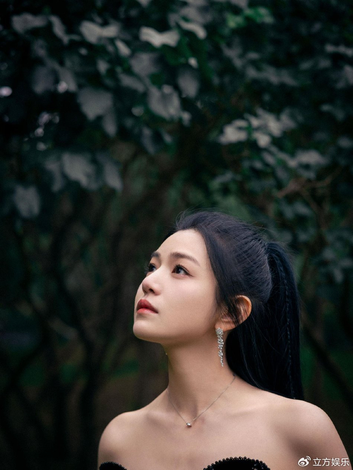 陈妍希穿黑色抹胸长裙露香肩扎高马尾元气少女感满满