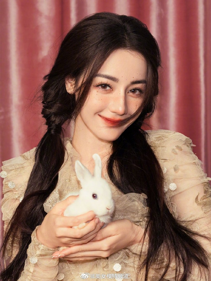 迪丽热巴化雀斑妆扎麻花辫手捧小兔子露甜美笑容