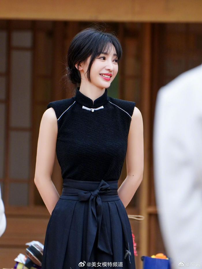 柳岩穿改良旗袍身材凹凸有致蛮腰纤细事业线傲人