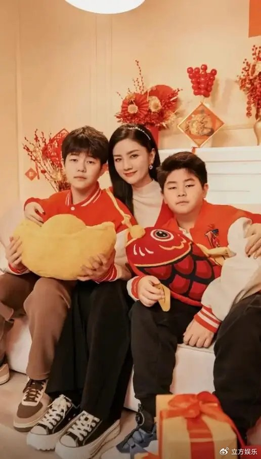 胡可晒新年全家合影晒幸福两儿子长大像沙溢
