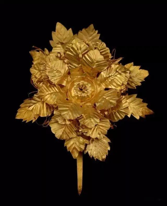 4厘米,簪头花瓣宽10厘米,重60克湖北省博物馆藏这件金簪出土于梁庄王