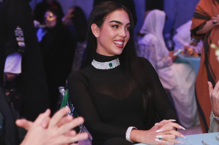 乔治娜优雅赴宴穿紧身裙涂红唇高调炫富戴钻石项圈手镯