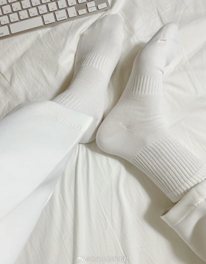 喜欢穿白袜的男生一定很爱干净