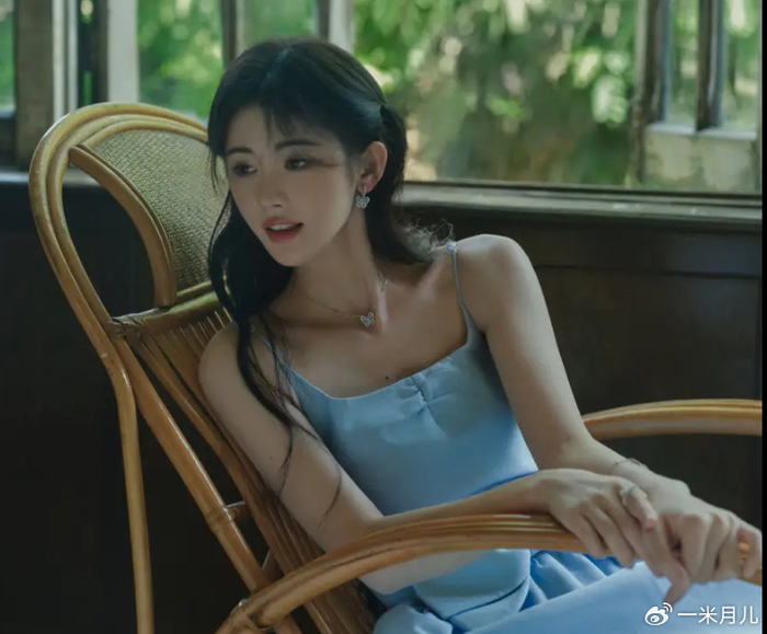 摇椅上肆意自在, 鞠婧祎蓝色短裙出镜,少女感十足!