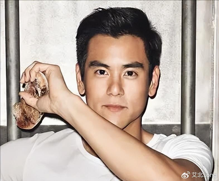 当夸一个男生帅的时候,可以说他是"某某地区彭于晏".