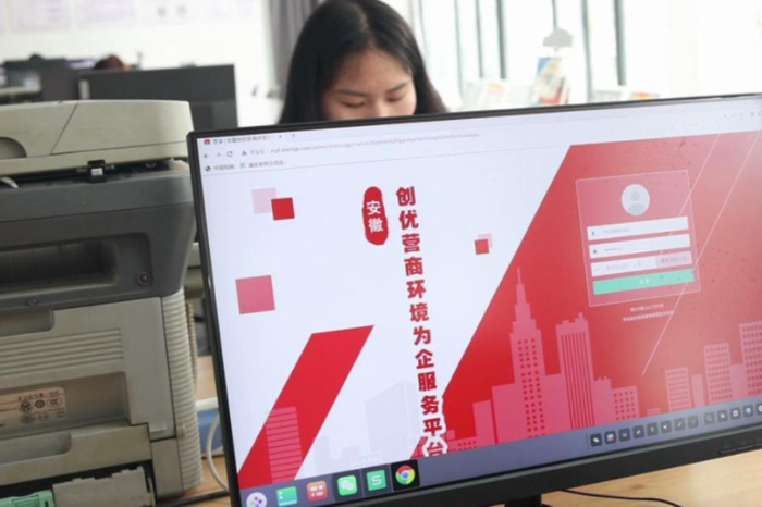 南事速办"的营商环境品牌,推动政务服务便利化,当好企业的"联络员"和"