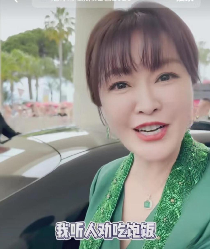 王小骞首次戛纳红毯,表情傲娇气场强大,独辟蹊径穿绿色西装吸睛