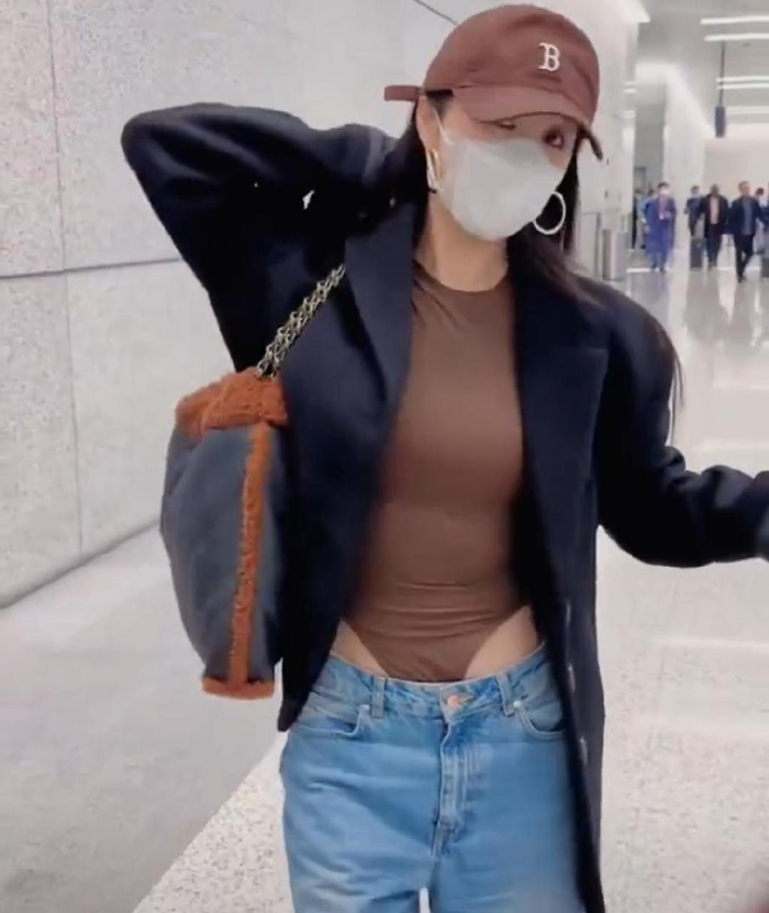 黄晓明前女友李菲儿惹争议机场撩衣服疑似走光内裤连在衣服上