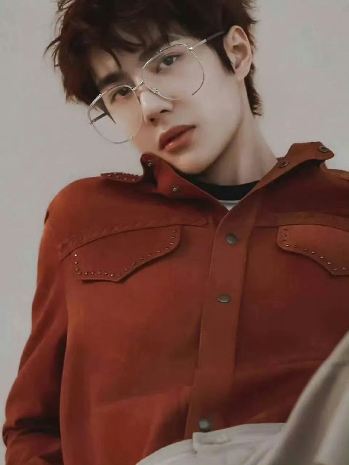 王一博戴无框银边眼镜有斯文败类内味儿了