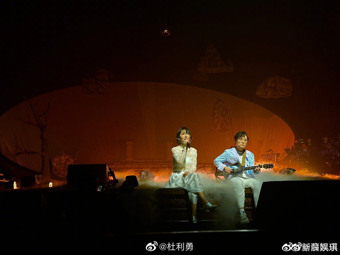 薛凯琪近日捧场刘恋巡演北京站,被网友目击演出前入座……__财经头条__新浪财经