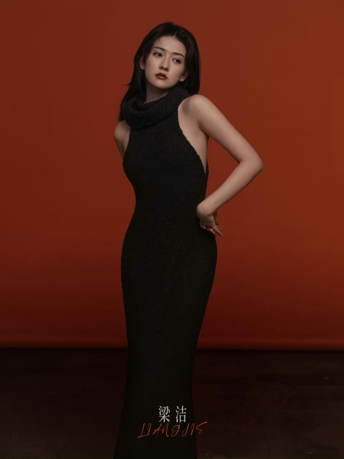 梁洁龙年写真一袭黑色挂脖长裙御姐范十足