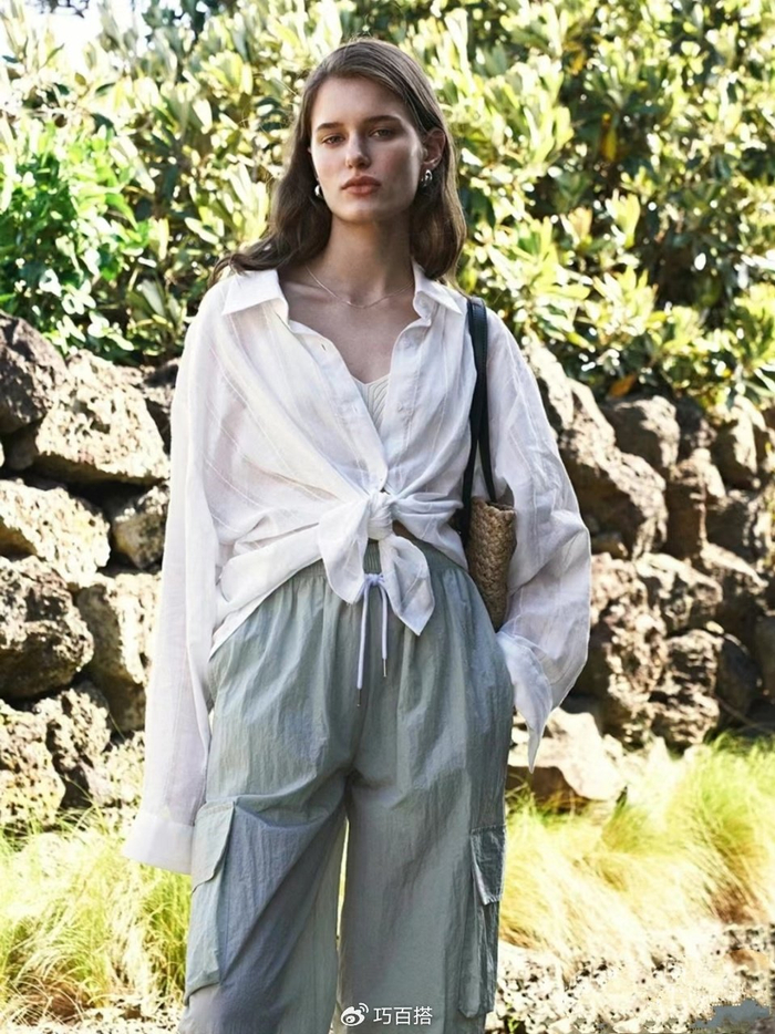 如果适合直接外露,露脐款吊带背心搭配不系扣,底边不打结的衬衫性价比