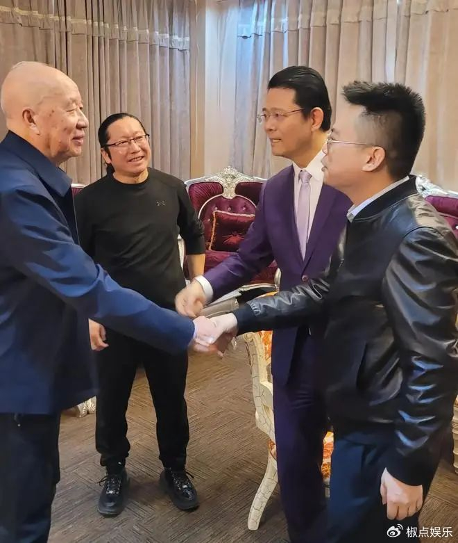 第一代首富牟其中罕现身聚餐！喝1.6元饮品太朴素，多位大咖陪同__财经头条