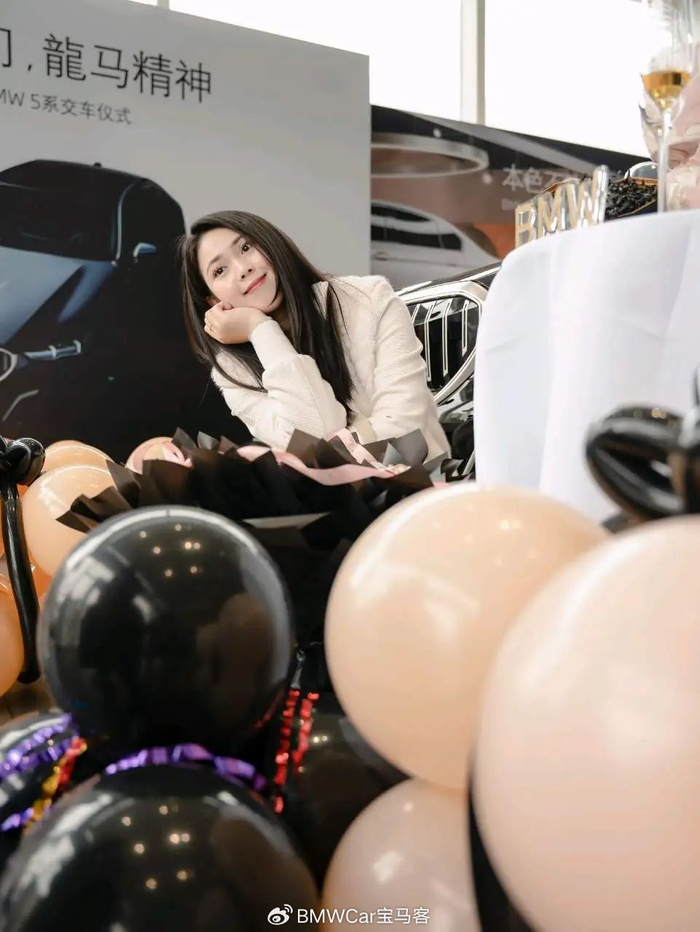 全新宝马5系为什么让她们一见倾心刚提车的女车主分享