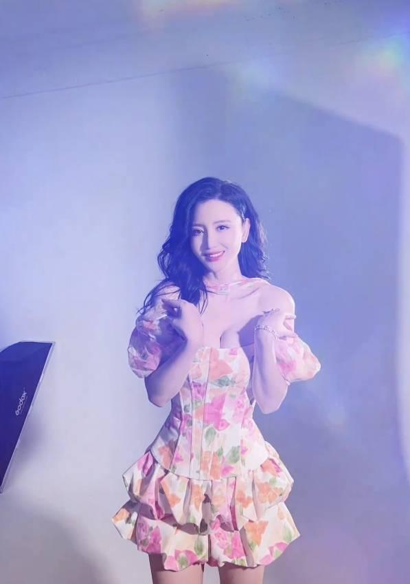 张萌展现曼妙身姿 气质妩媚 抢镜无比
