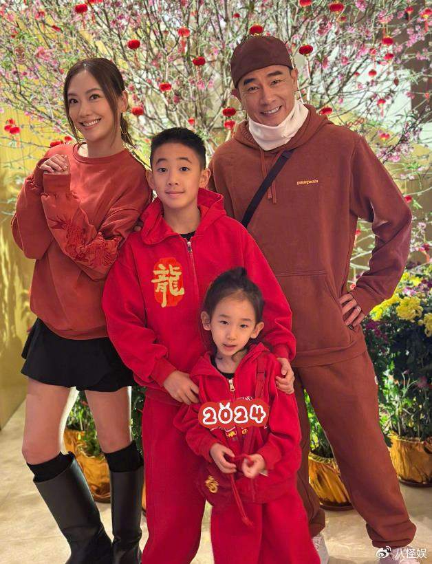 值得一提的是,陈小春和应采儿二胎虽说是个儿子,不过,夫妻俩却给儿子