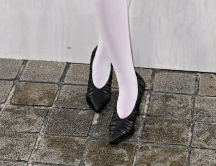 再看那双尖头鞋,款式老气,花纹土气,好像是从妈妈老衣柜里翻出来的老