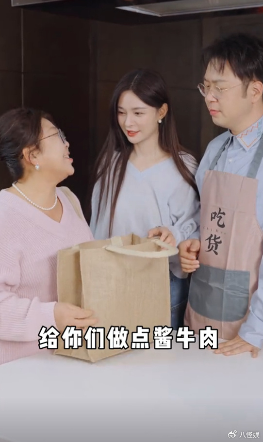 杜海涛沈梦辰路边摊吃面,穿万元衣担心被弄脏,脖子上围一圈纸巾