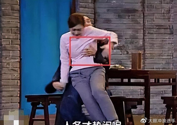 十位被占便宜的当红女星,杨幂被当众扯摸大腿,刘亦菲最有话语权