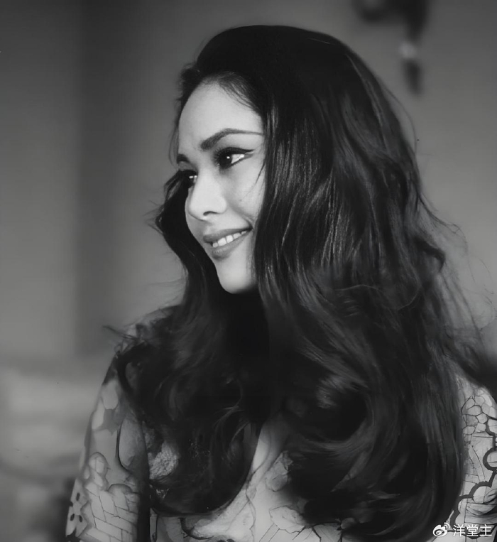 黛薇夫人:东京艺伎到印尼国母的逆袭,53岁全裸写真,76岁钢管舞