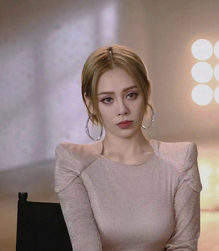 宁静妆前妆后差别还不是很大素颜皮肤状态还可以骨相很好看