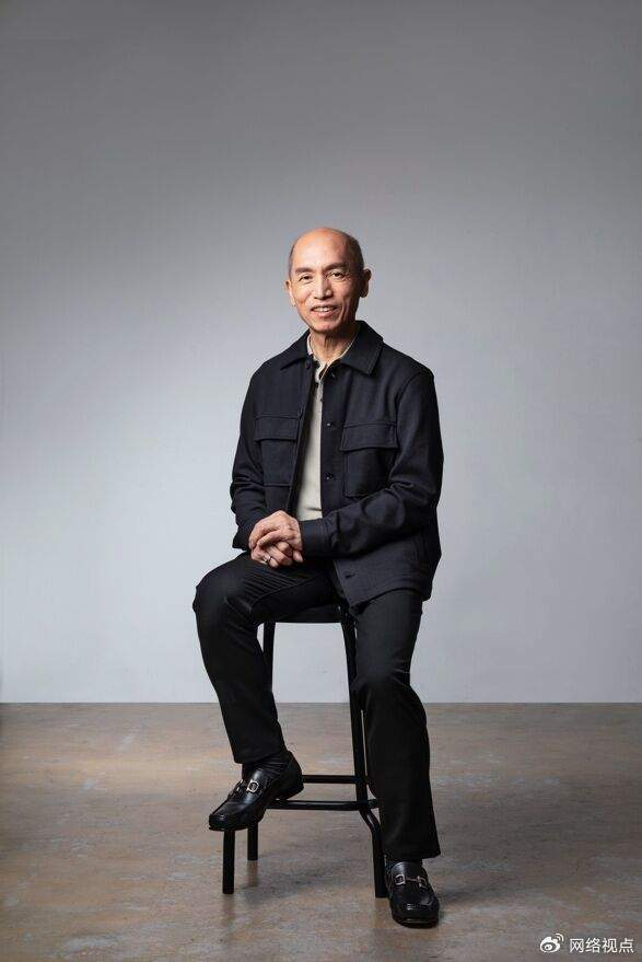 黄道益活络油家传户晓,由香港中医师黄道益先生研发,黄天赐中医教授与