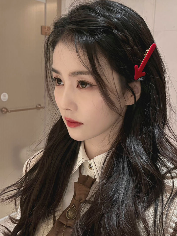 白鹿校服照造型青春元气一看就是校园女神呐咋能不心动呢