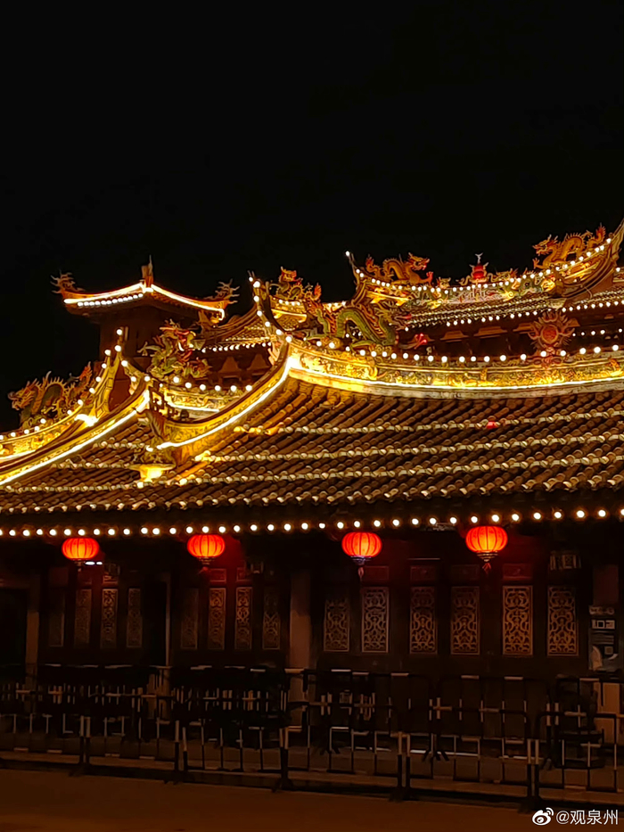 关帝庙是泉州香火最旺的地方,每到晚上关帝庙张灯结彩