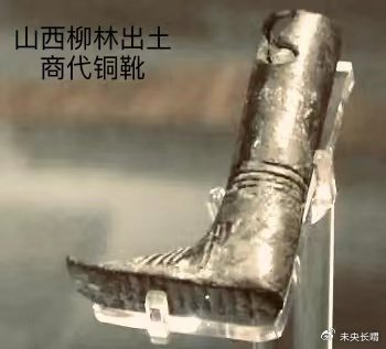 古代最早的鞋应为草鞋，商朝男性贵族多穿翘头履