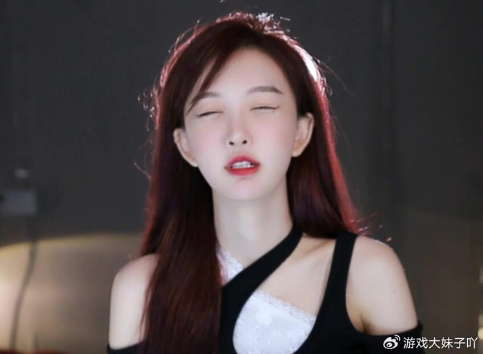 南妹儿不满足大哥的要求收入下滑陷入低谷期粉丝劝她找个老头嫁了