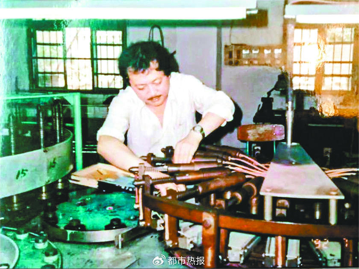 顾闻父亲顾德胜与技术员共同研发自动灌装流水线从重庆大学外国语