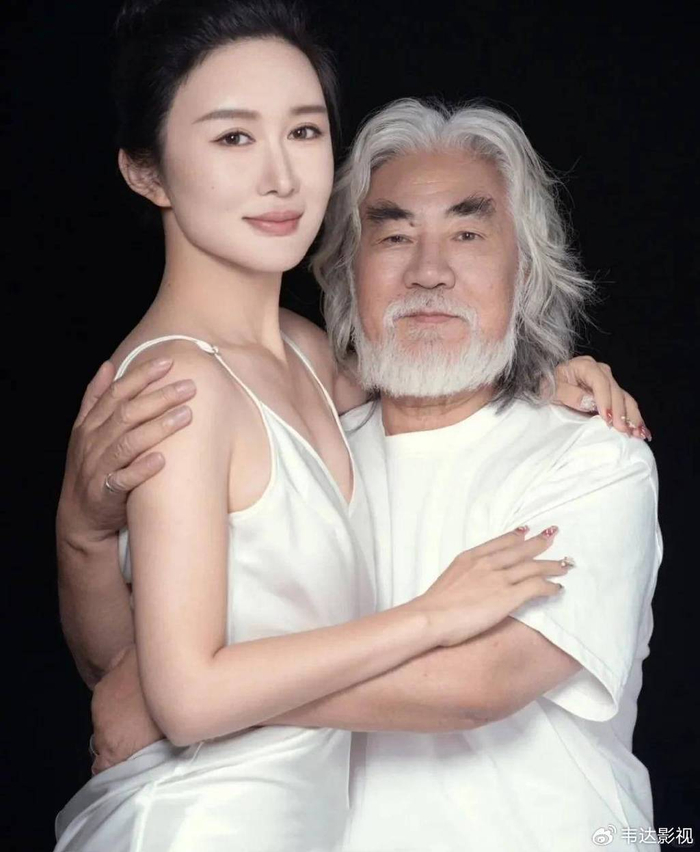 72岁导演张纪中晒多张与41岁妻子杜星霖的合照,祝幸福美满|杜星霖