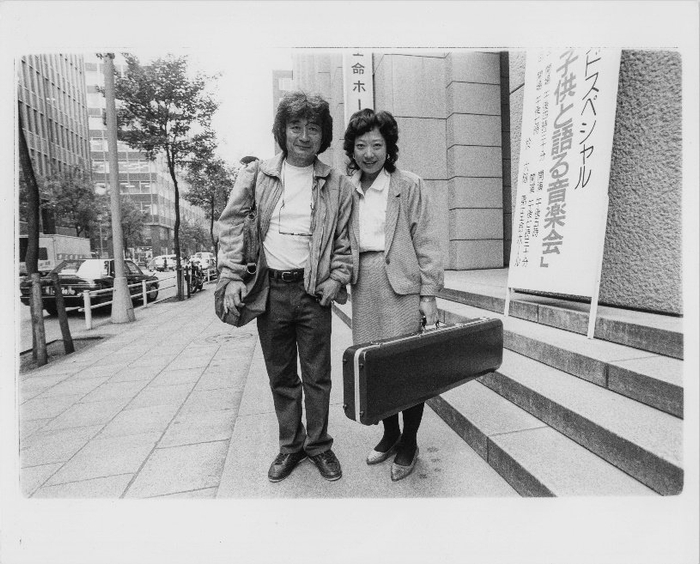 在姜建华的理解里,小泽征尔所说的"跪着聆听"类似在日本的茶道中泡茶