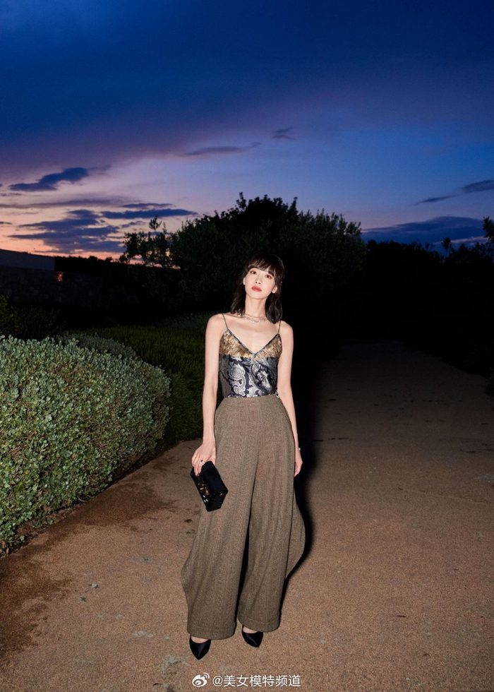 宋茜齐刘海锁骨发造型优雅大方着深v吊带魅力十足