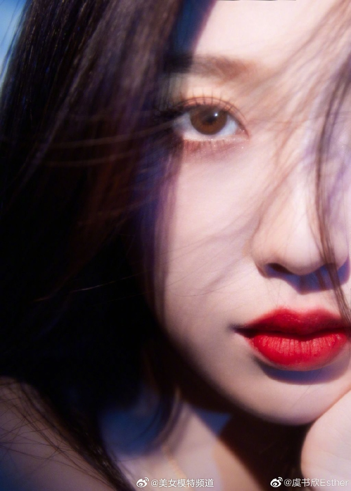 虞书欣置身光影化为蝴蝶少女一抹红唇嘟嘴魅惑又俏皮