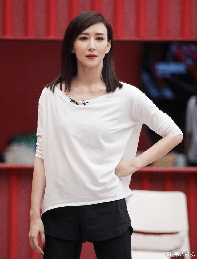 45岁胡静身材曝光,女人味十足,令人惊艳!|胡静|女神|音乐_新浪新闻