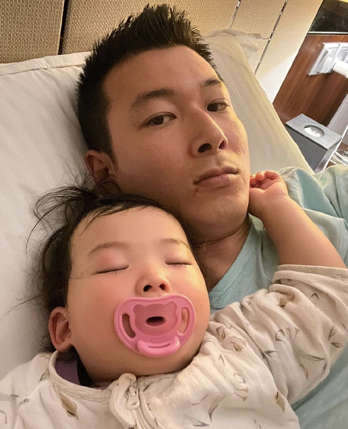 朱珠一家三口游大理,女儿为妈妈补妆,快2岁仍对奶嘴有瘾惹争议|王羽佳