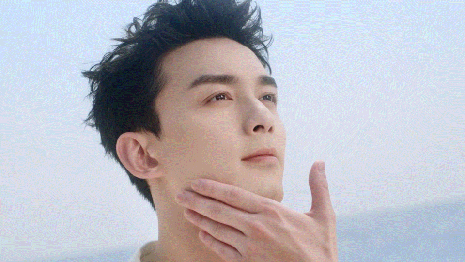 吴磊xevidens┊置身于蓝天白云之下于海边嬉戏玩耍