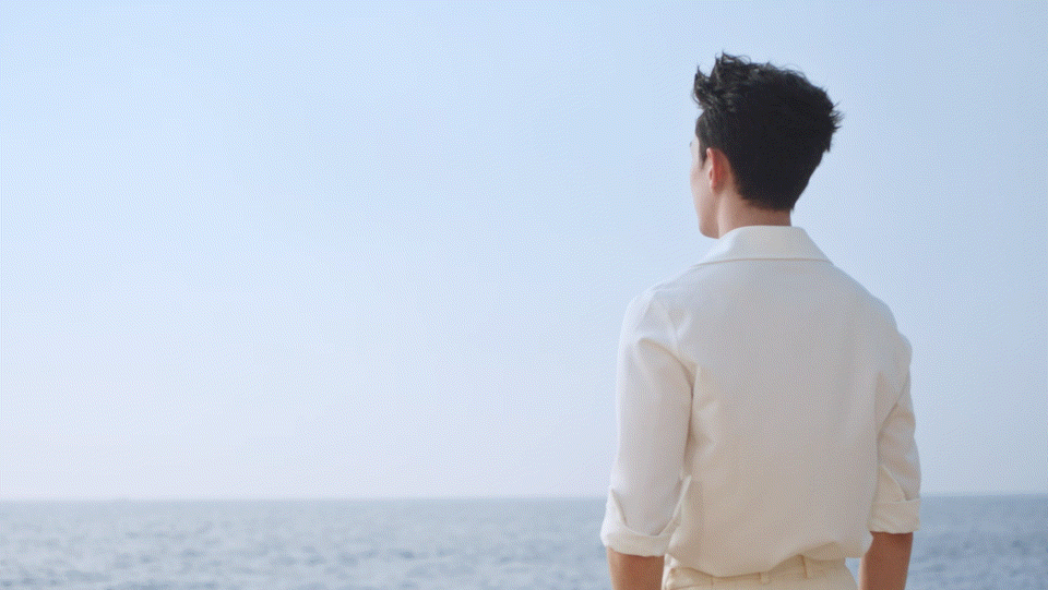 吴磊xevidens┊置身于蓝天白云之下于海边嬉戏玩耍