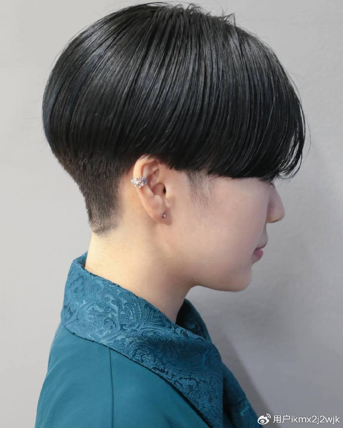 后脖起发脚的女士短发,顾名思义,是将头发的发脚位置设定在后颈