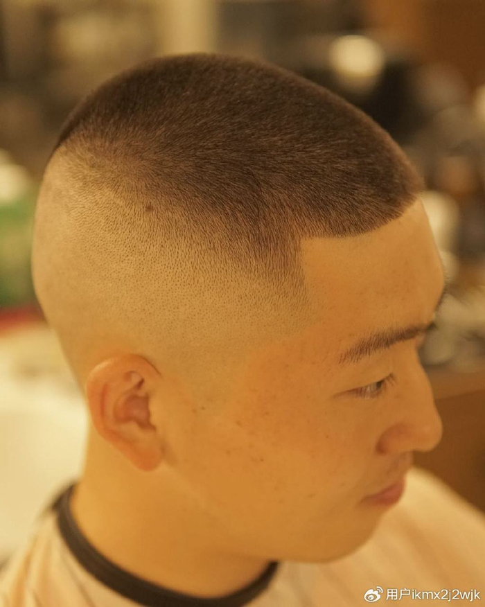 最考验男人颜值的发型来了,超短圆寸头,超级清爽有型