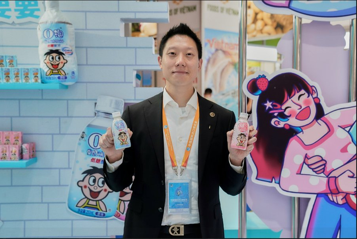 旺旺三公子蔡旺庭,带o泡果奶参展进博会|90后|旺旺|蔡旺庭_新浪新闻