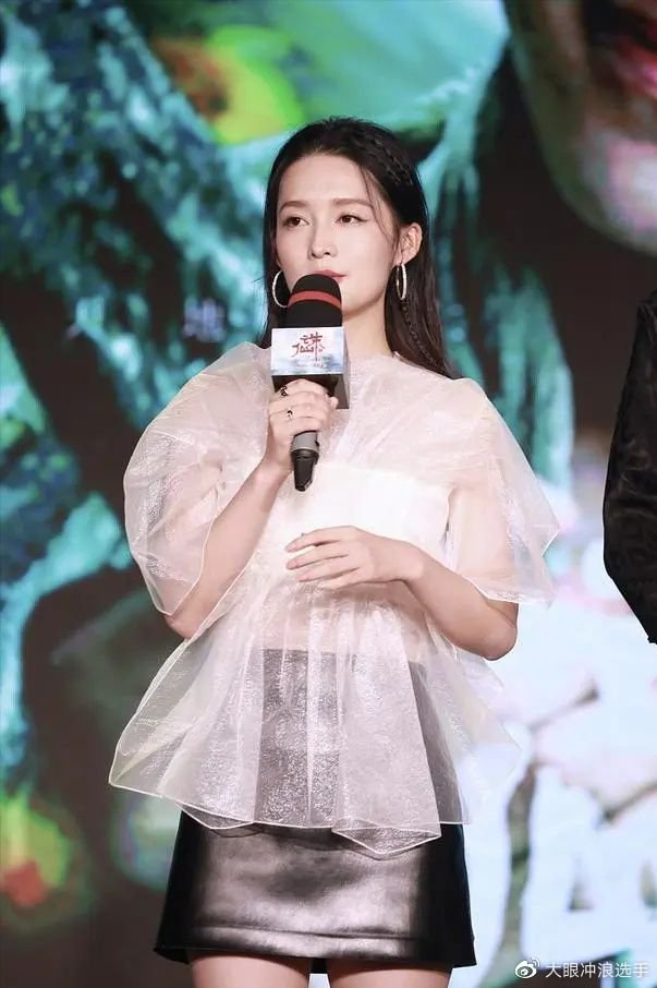 十位被占便宜的当红女星,杨幂被当众扯摸大腿,刘亦菲最有话语权|张可