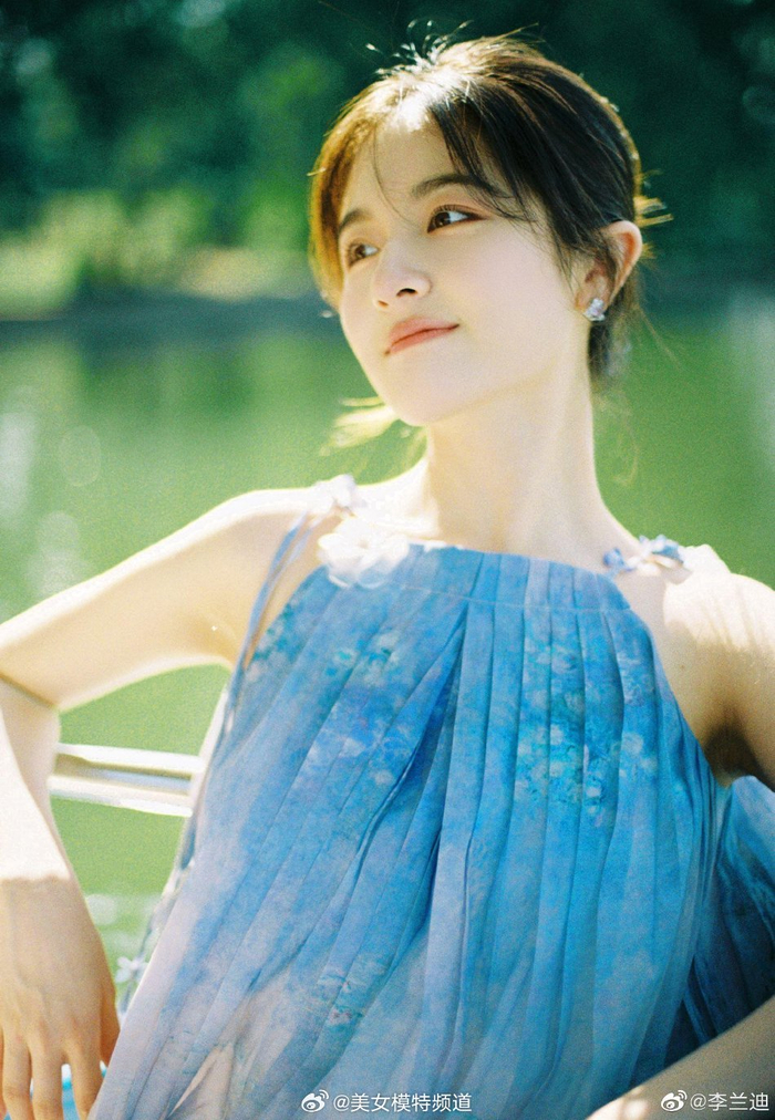 李兰迪着蓝色吊带裙清爽宜人眼神深邃宛若画中仙
