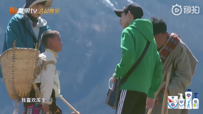 王源去看nba常规赛了之前在节目里说自己很喜欢库里