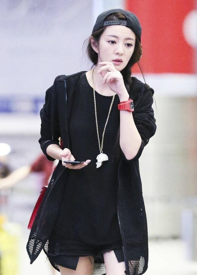 安以轩身穿黑色外套现身诠释"肤白貌美",网友:这才是搭配达人|安以轩
