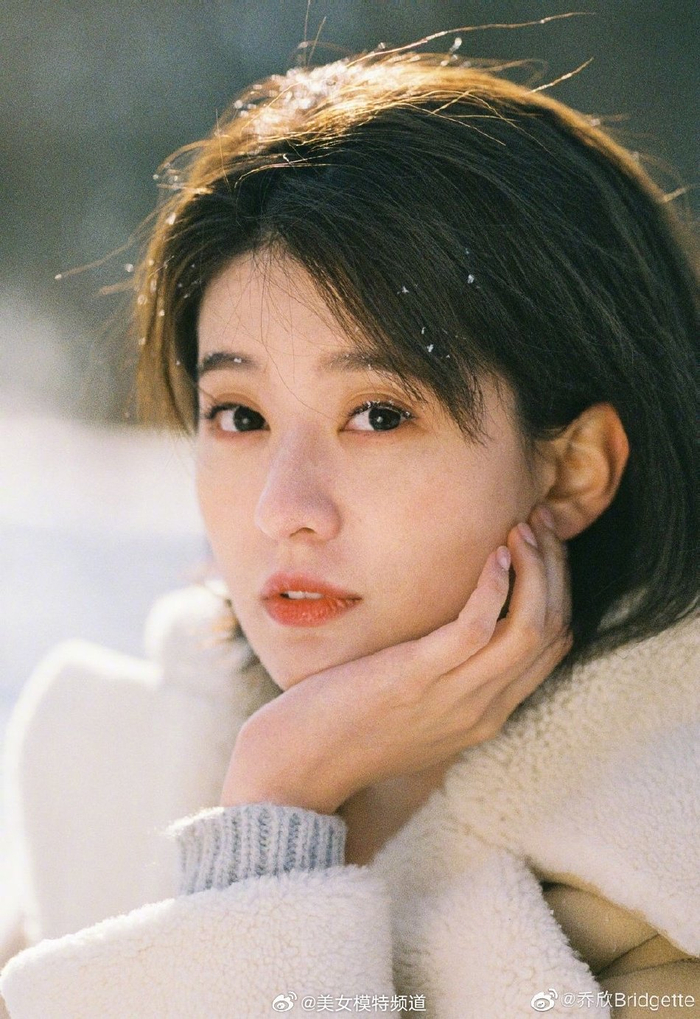 乔欣雪地少女感写真释出穿棕色翻毛外套托腮嘟嘴好元气