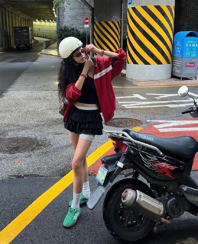 韩国时尚博主穿搭,特别心水这种舒适休闲的穿搭,随性自然的拍照风格